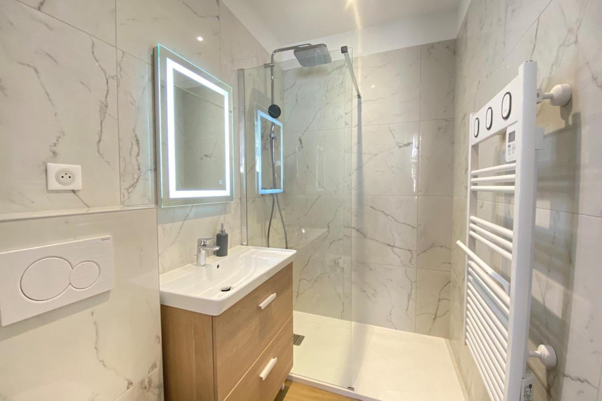 06An - Beautiful Apartment In The Heart Of Old 昂蒂布 外观 照片